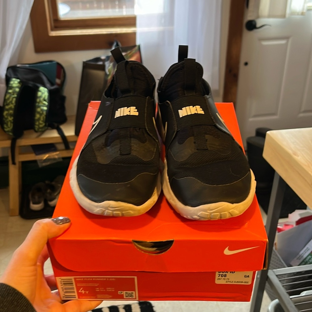 Nike Flex Runner 2 (GS) Sz 4Y